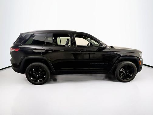 Diamond Black Crystal Pearlcoat 2023 Jeep Grand Cherokee Altitude