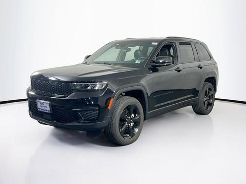 Diamond Black Crystal Pearlcoat 2023 Jeep Grand Cherokee Altitude