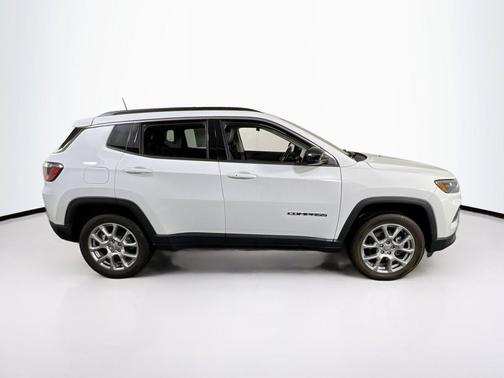 Bright White Clearcoat 2022 Jeep Compass Latitude Lux