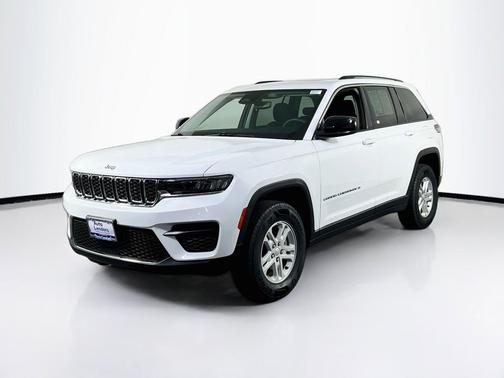 Bright White Clearcoat 2023 Jeep Grand Cherokee Laredo