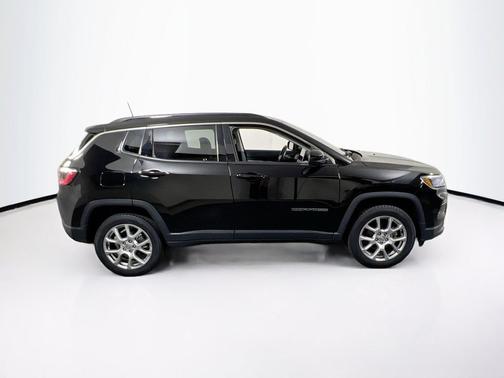 Diamond Black Crystal Pearlcoat 2022 Jeep Compass Latitude Lux