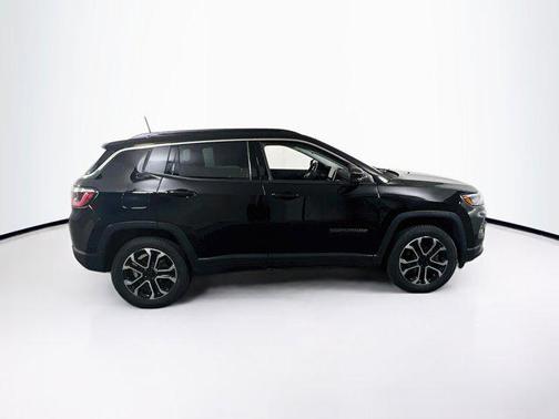 Diamond Black Crystal Pearlcoat 2022 Jeep Compass Limited