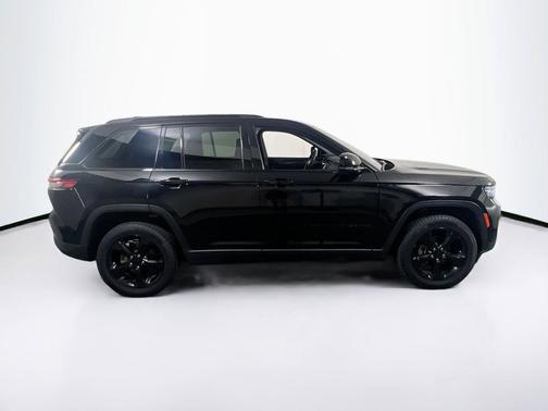 Diamond Black Crystal Pearlcoat 2023 Jeep Grand Cherokee Altitude
