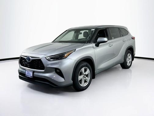 Celestial Silver Metallic 2022 Toyota Highlander Hybrid LE