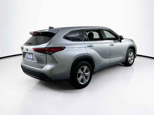Celestial Silver Metallic 2022 Toyota Highlander Hybrid LE