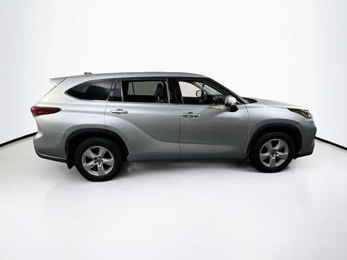 Celestial Silver Metallic 2022 Toyota Highlander Hybrid LE