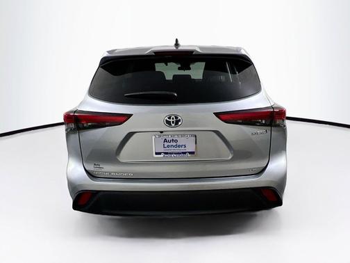 Celestial Silver Metallic 2022 Toyota Highlander Hybrid LE