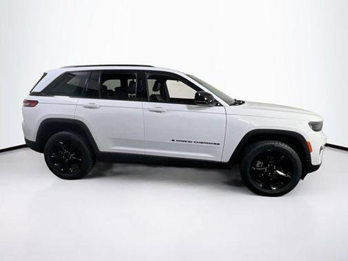 Bright White Clearcoat 2023 Jeep Grand Cherokee Altitude
