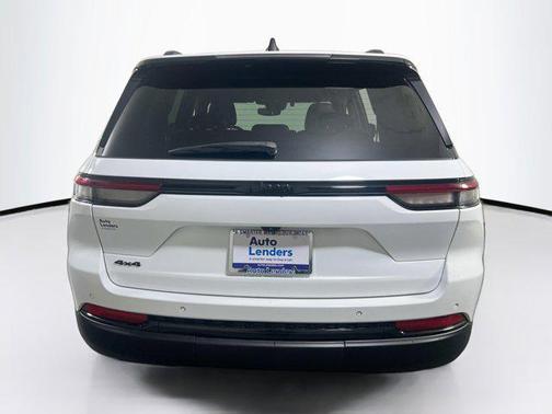 Bright White Clearcoat 2023 Jeep Grand Cherokee Altitude