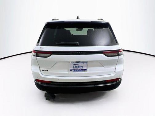 Bright White Clearcoat 2023 Jeep Grand Cherokee Altitude