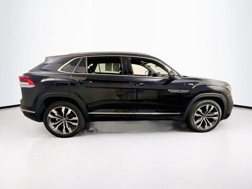 Deep Black Pearl 2023 Volkswagen Atlas Cross Sport 3.6L V6 SEL Premium R-Line