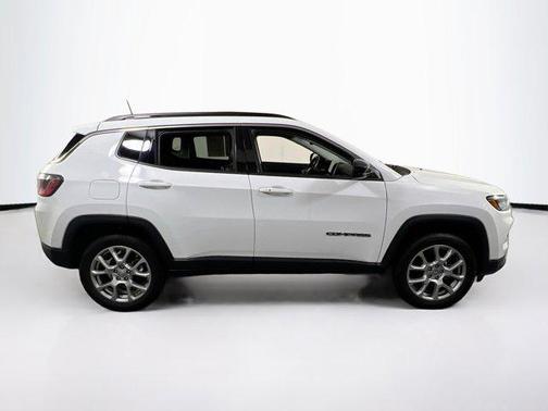 Bright White Clearcoat 2022 Jeep Compass Latitude Lux