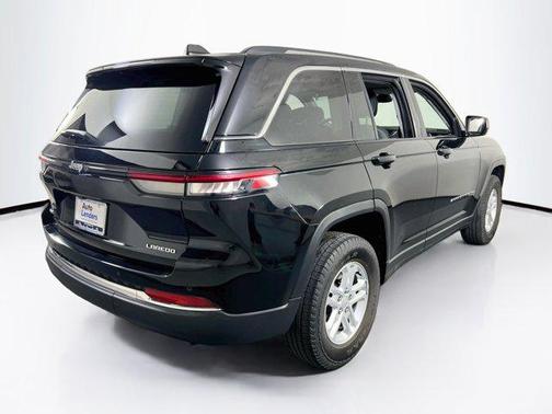 Diamond Black Crystal Pearlcoat 2023 Jeep Grand Cherokee Laredo