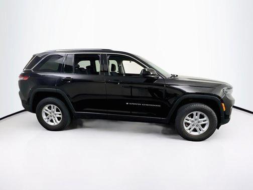 Diamond Black Crystal Pearlcoat 2023 Jeep Grand Cherokee Laredo