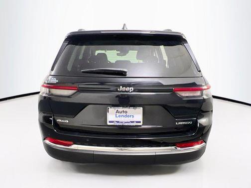 Diamond Black Crystal Pearlcoat 2023 Jeep Grand Cherokee Laredo