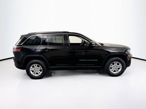 Diamond Black Crystal Pearlcoat 2023 Jeep Grand Cherokee Laredo