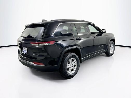 Diamond Black Crystal Pearlcoat 2023 Jeep Grand Cherokee Laredo