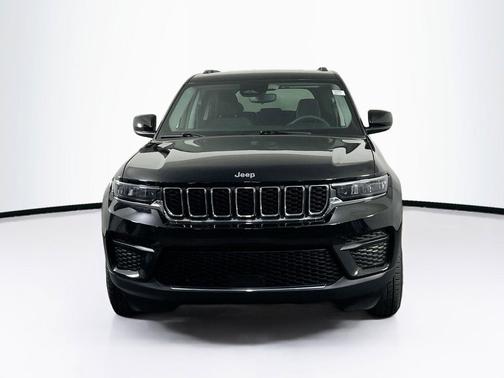 Diamond Black Crystal Pearlcoat 2023 Jeep Grand Cherokee Laredo