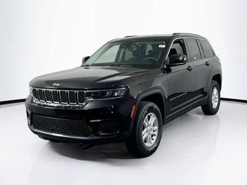 Diamond Black Crystal Pearlcoat 2023 Jeep Grand Cherokee Laredo