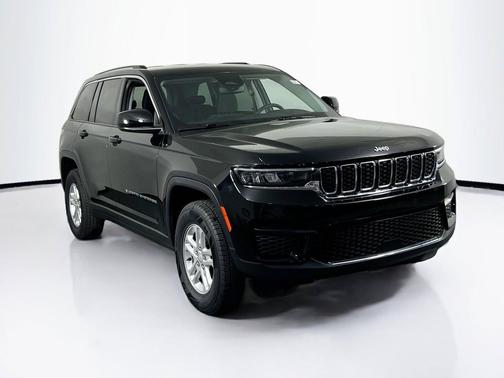 Diamond Black Crystal Pearlcoat 2023 Jeep Grand Cherokee Laredo