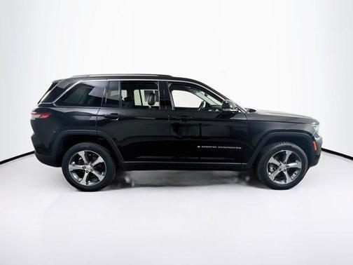 Diamond Black Crystal Pearlcoat 2023 Jeep Grand Cherokee Limited