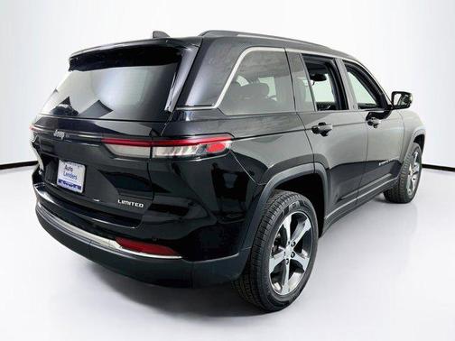Diamond Black Crystal Pearlcoat 2023 Jeep Grand Cherokee Limited