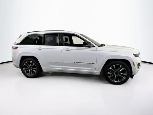 Bright White Clearcoat 2022 Jeep Grand Cherokee Overland