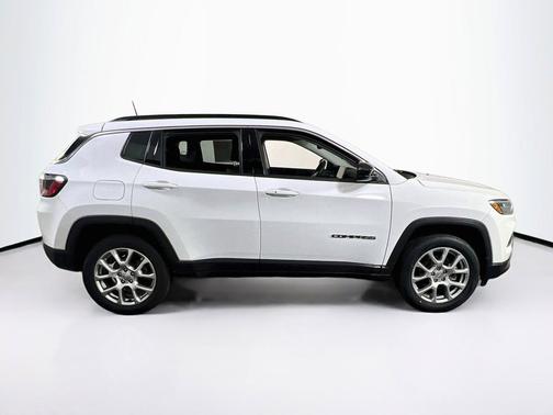Bright White Clearcoat 2022 Jeep Compass Latitude Lux