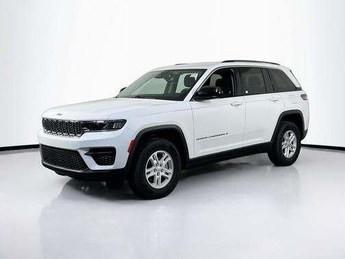 Bright White Clearcoat 2023 Jeep Grand Cherokee Laredo