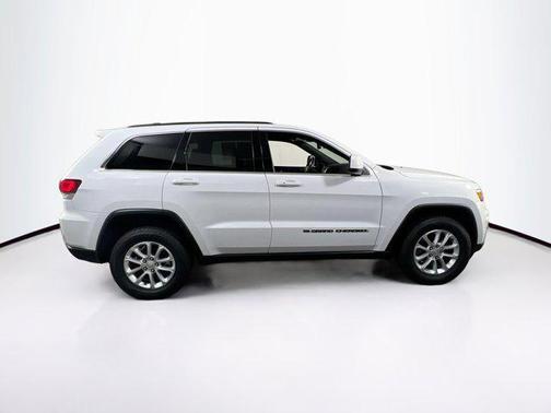 Bright White Clearcoat 2022 Jeep Grand Cherokee Laredo