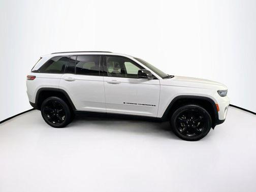 Bright White Clearcoat 2023 Jeep Grand Cherokee Altitude
