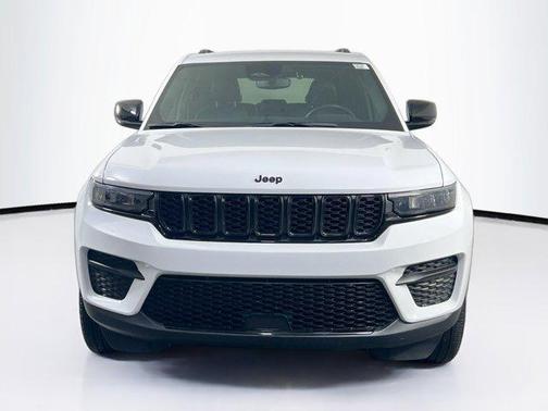 Bright White Clearcoat 2023 Jeep Grand Cherokee Altitude