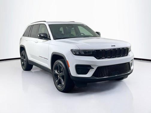 Bright White Clearcoat 2023 Jeep Grand Cherokee Altitude