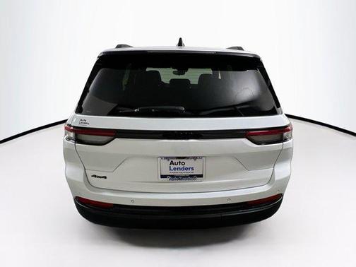 Bright White Clearcoat 2023 Jeep Grand Cherokee Altitude