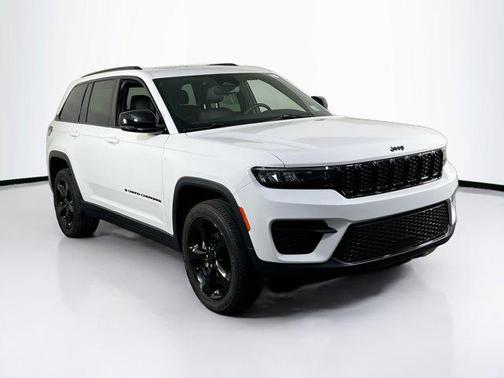 Bright White Clearcoat 2023 Jeep Grand Cherokee Altitude