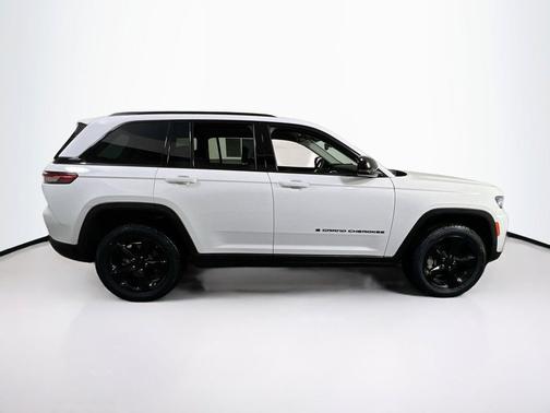 Bright White Clearcoat 2023 Jeep Grand Cherokee Limited