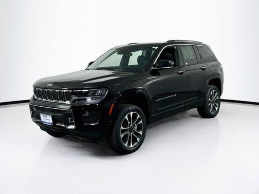Diamond Black Crystal Pearlcoat 2023 Jeep Grand Cherokee Overland