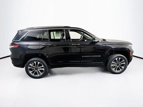 Diamond Black Crystal Pearlcoat 2023 Jeep Grand Cherokee Overland
