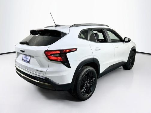 Summit White 2025 Chevrolet Trax FWD ACTIV