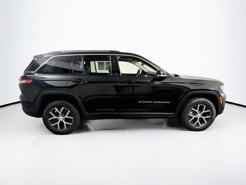 Diamond Black Crystal Pearlcoat 2023 Jeep Grand Cherokee Limited