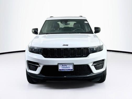 Bright White Clearcoat 2023 Jeep Grand Cherokee Altitude