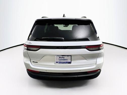 Bright White Clearcoat 2023 Jeep Grand Cherokee Altitude