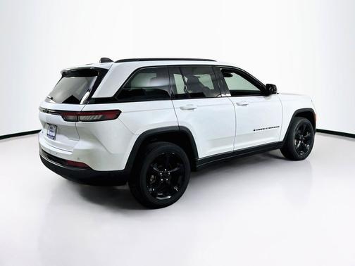 Bright White Clearcoat 2023 Jeep Grand Cherokee Altitude