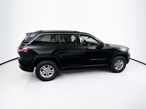 Diamond Black Crystal Pearlcoat 2023 Jeep Grand Cherokee Laredo