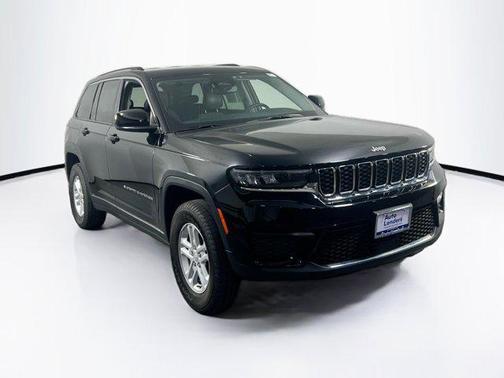 Diamond Black Crystal Pearlcoat 2023 Jeep Grand Cherokee Laredo