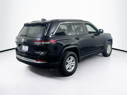 Diamond Black Crystal Pearlcoat 2023 Jeep Grand Cherokee Laredo
