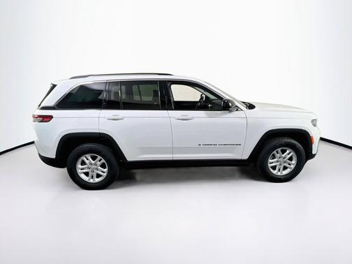 Bright White Clearcoat 2023 Jeep Grand Cherokee Laredo
