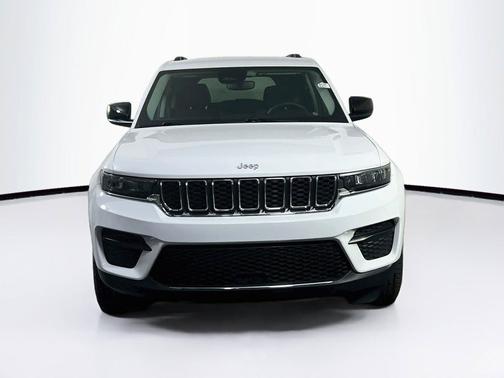 Bright White Clearcoat 2023 Jeep Grand Cherokee Laredo