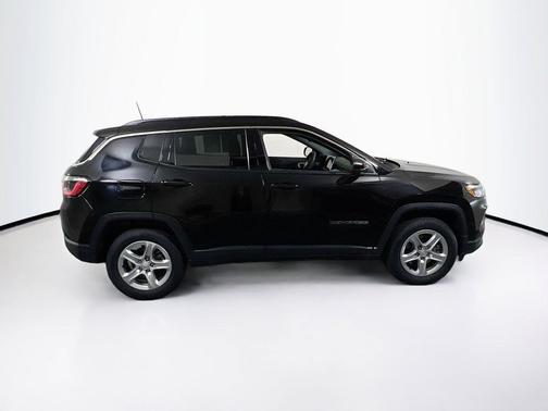Diamond Black Crystal Pearlcoat 2023 Jeep Compass Latitude