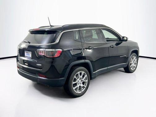 Diamond Black Crystal Pearlcoat 2022 Jeep Compass Latitude Lux